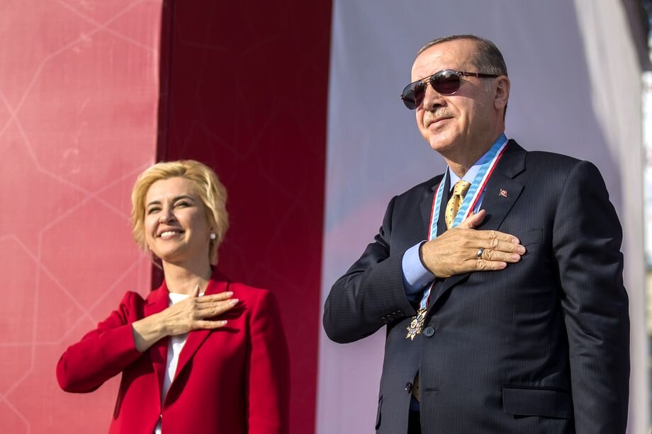 Президент Турции Реджеп Тайип Эрдоган (справа) и губернатор Гагаузской автономии Ирина Влах (слева) во время визита турецкого президента в Молдавию. 2018 год.Фото: DUMITRU DORU/EPA/TASS