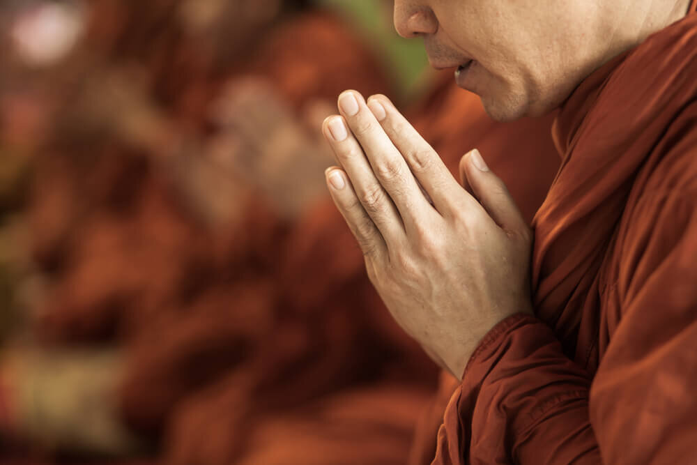Храм молчание. Буддисты молятся. Человек молится. Монах молится. Буддийский монах молится.