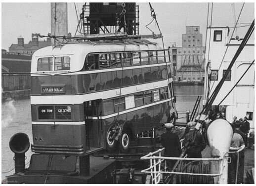 Троллейбус фирмы English Electric, предназначенный для Москвы, грузится в порту Саутгемптон (Великобритания). 1937 год. 