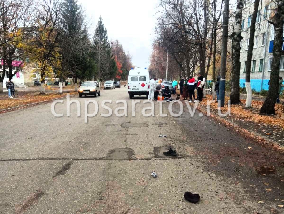 Ртищевским межрайонным следственным отделом следственного управления Следственного комитета Российской Федерации по Саратовской области  в отношении 40-летней женщины возбуждено уголовное дело по признакам преступления, предусмотренного п. «б» ч. 4 ст. 264 УК РФ (нарушение лицом, управляющим автомобилем, правил дорожного движения, повлекшее по неосторожности смерть человека, сопряженное с оставлением места его совершения).
По предварительным данным, 26 октября 2020 года, в 14 часов 40 минут, водитель, управляя автомобилем «Kia-Rio», двигалась по проезжей части улицы Красная в городе Ртищево. Напротив дома № 10, в зоне действия дорожных знаков 3.24 «Ограничение максимальной скорости – 20 км/ч» и 1.23 «Дети», она совершила наезд на своей полосе движения на 16-летнего юношу, переходившего проезжую часть справа — налево, по ходу движения автомобиля. От полученных травм несовершеннолетний пешеход скончался на месте. Водитель с места ДПТ скрылась и была установлена сотрудниками ГИБДД. 
Решается вопрос об избрании подозреваемой меры пресечения. 
В настоящее время проводятся следственные действия, направленные на установление всех обстоятельств произошедшего и закрепление доказательств. Расследование уголовного дела продолжается.