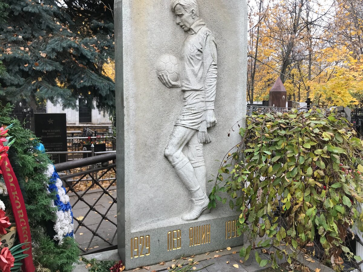 Памятник градскому на ваганьковском. Памятник Лидии Черниковой на Ваганьковском кладбище.