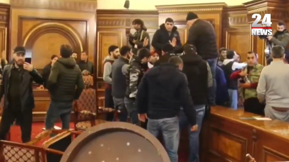 Кабинет премьер-министра Пашиняна и недовольные граждане