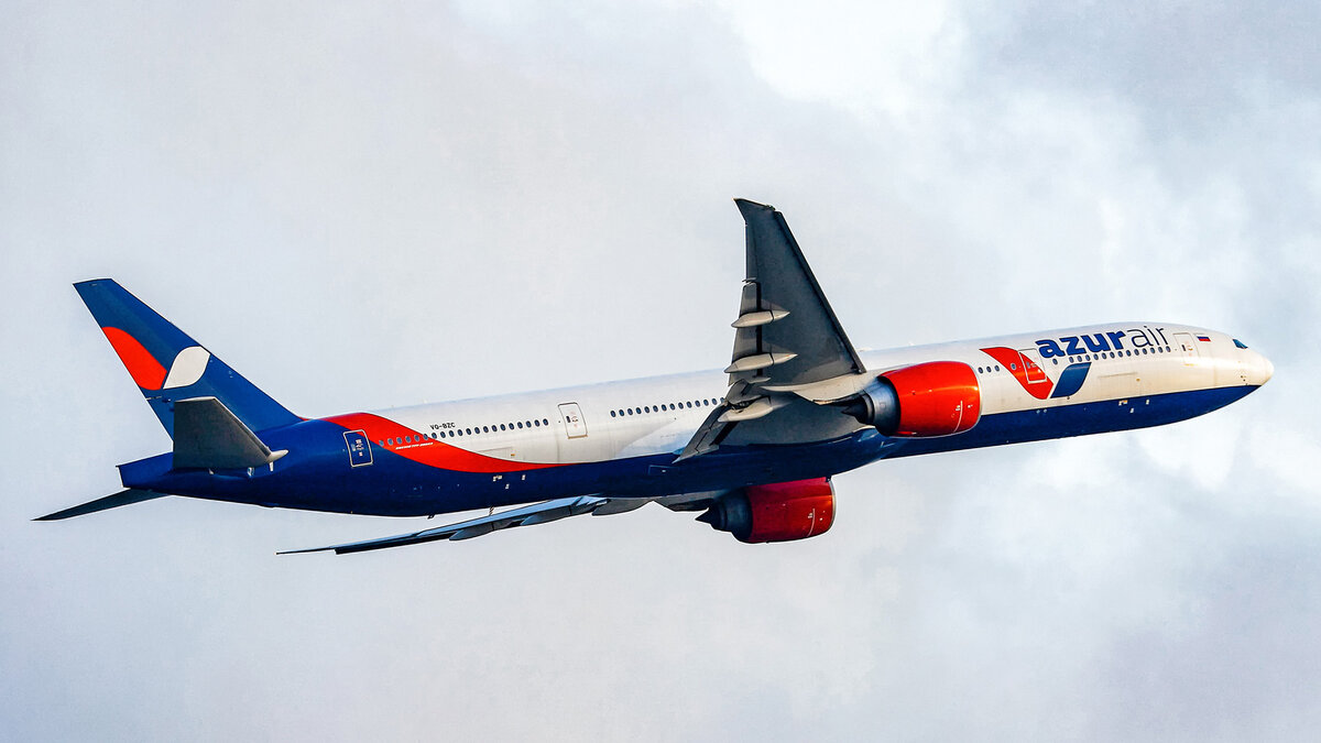 Красавец Boeing 777-300ER авиакомпании AZUR AIR