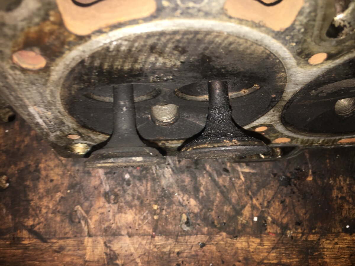 Такой нагар прибавляет около 5 грамм к нормальному весу клапана