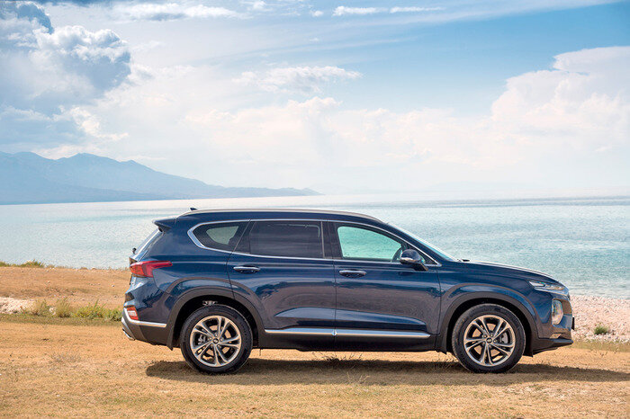 В зависимости от комплектации Санта оснащается колёсными дисками от 17 до 19 дюймов. Кнопки бесключевого доступа расположены только в передних ручках. Коэффициент лобового сопротивления ― 0,337.