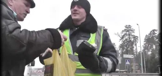 Иногда таксисты и водилы благодарили и каким либо товаром,например рыбой или колбасой)