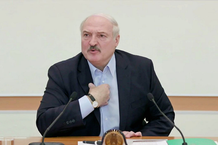 Сколько лукашенко у власти в качестве. Лукашенко отчитывает. Лукашенко ругает. Лукашенко матерится. Лукашенко отчитывает чиновников