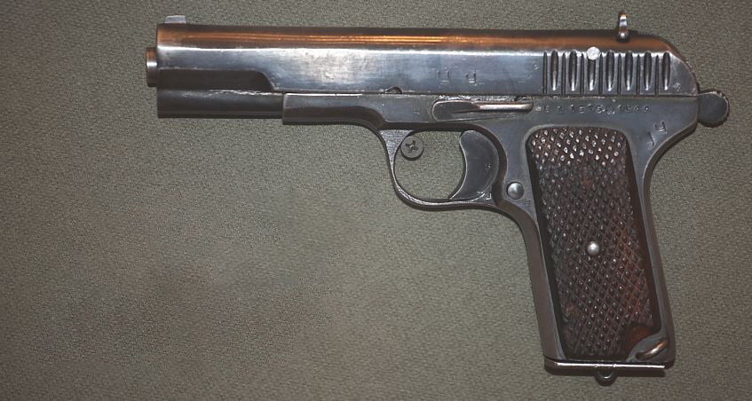 Советский самозарядный пистолет ТТ обр. 1930 г.: калибр-7,62 мм, длина - 195 мм, длина ствола - 116 мм, вес - 850 г, емкость магазина - 8 патронов.