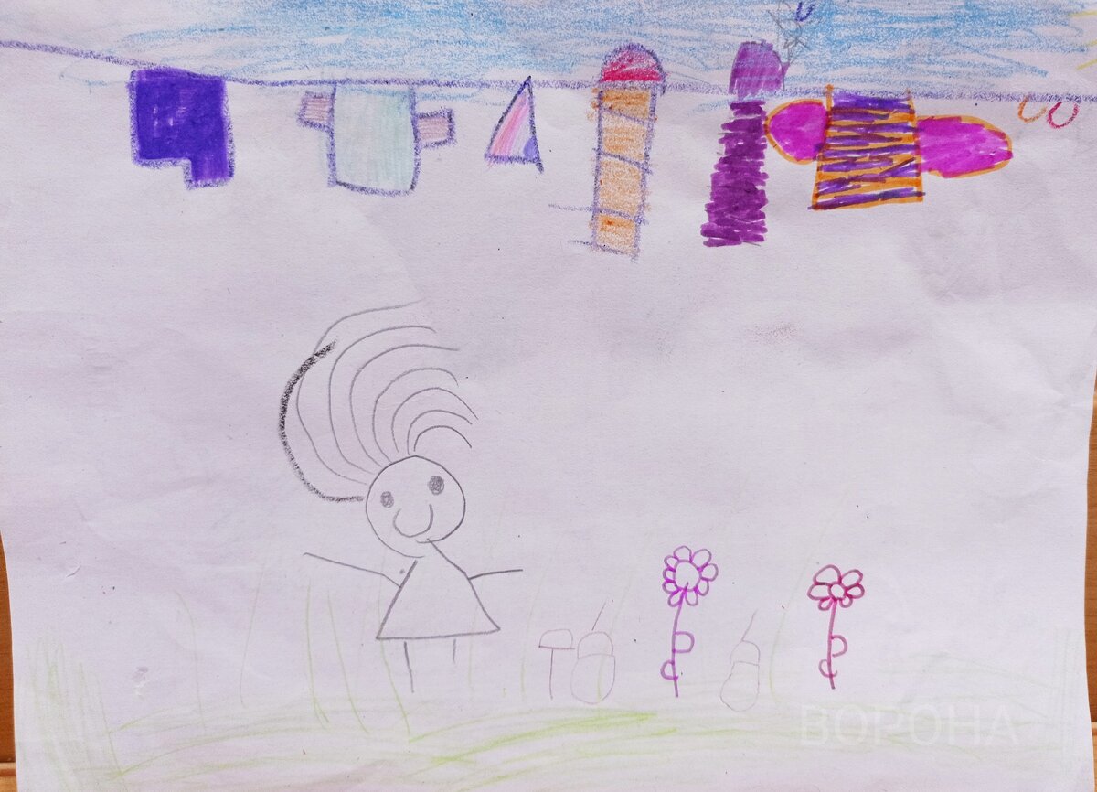 Это подарок от моей старшей дочери. Это мама, цветы и грибочки. А сверху сушится одежда: шорты, футболка, платье, тапки 2 штуки и платье. И у меня просто шикарнейшая причёска! Я так здорово ещё никогда не выглядела (честно). 