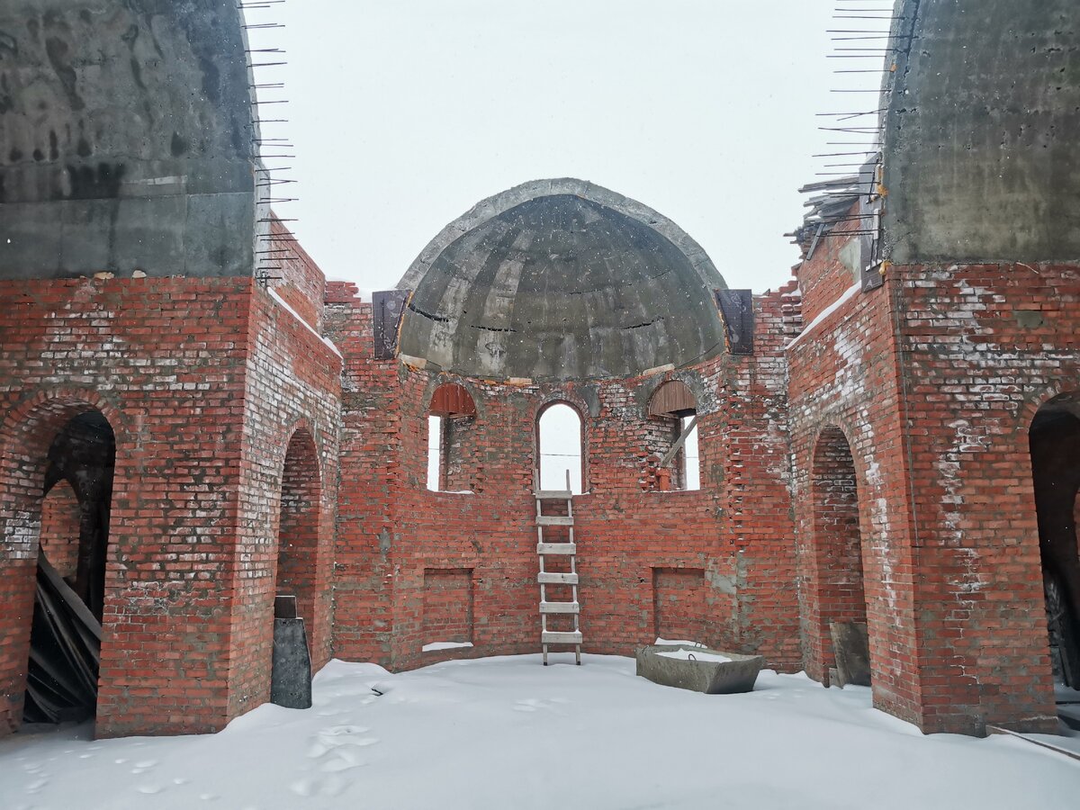 Внутри недостроенной церкви. Главный свод еще не построили. >>>>