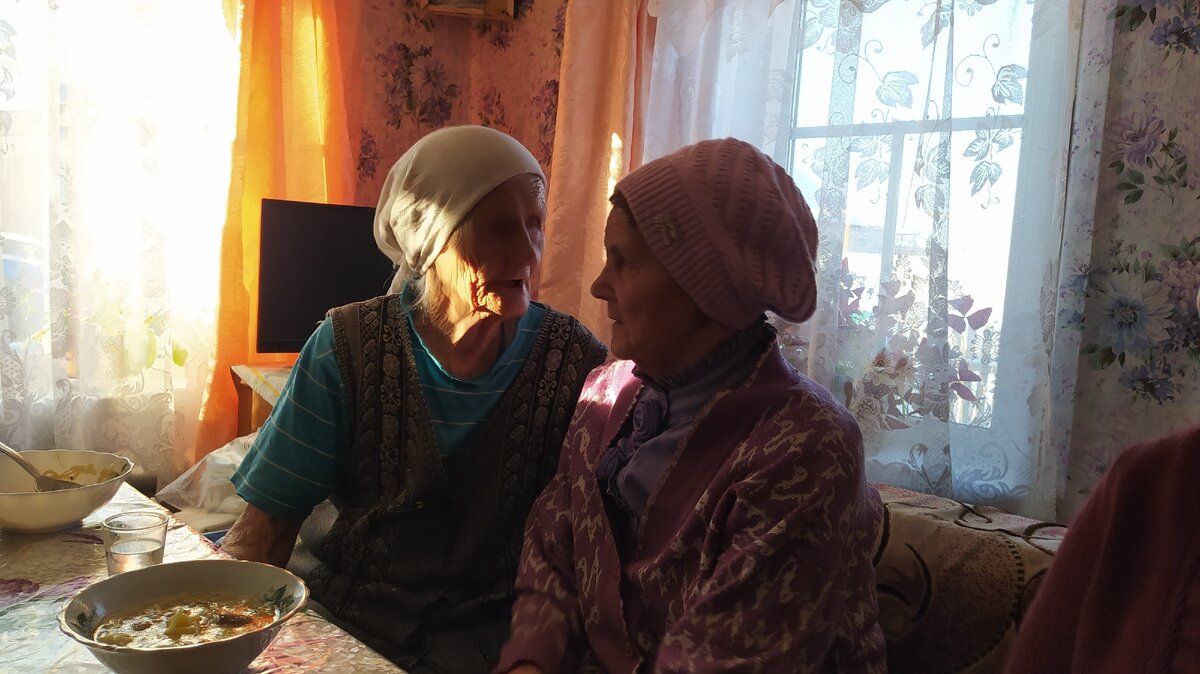 Фото автора. Две кумы. Одной 96 лет, другой 84 года.