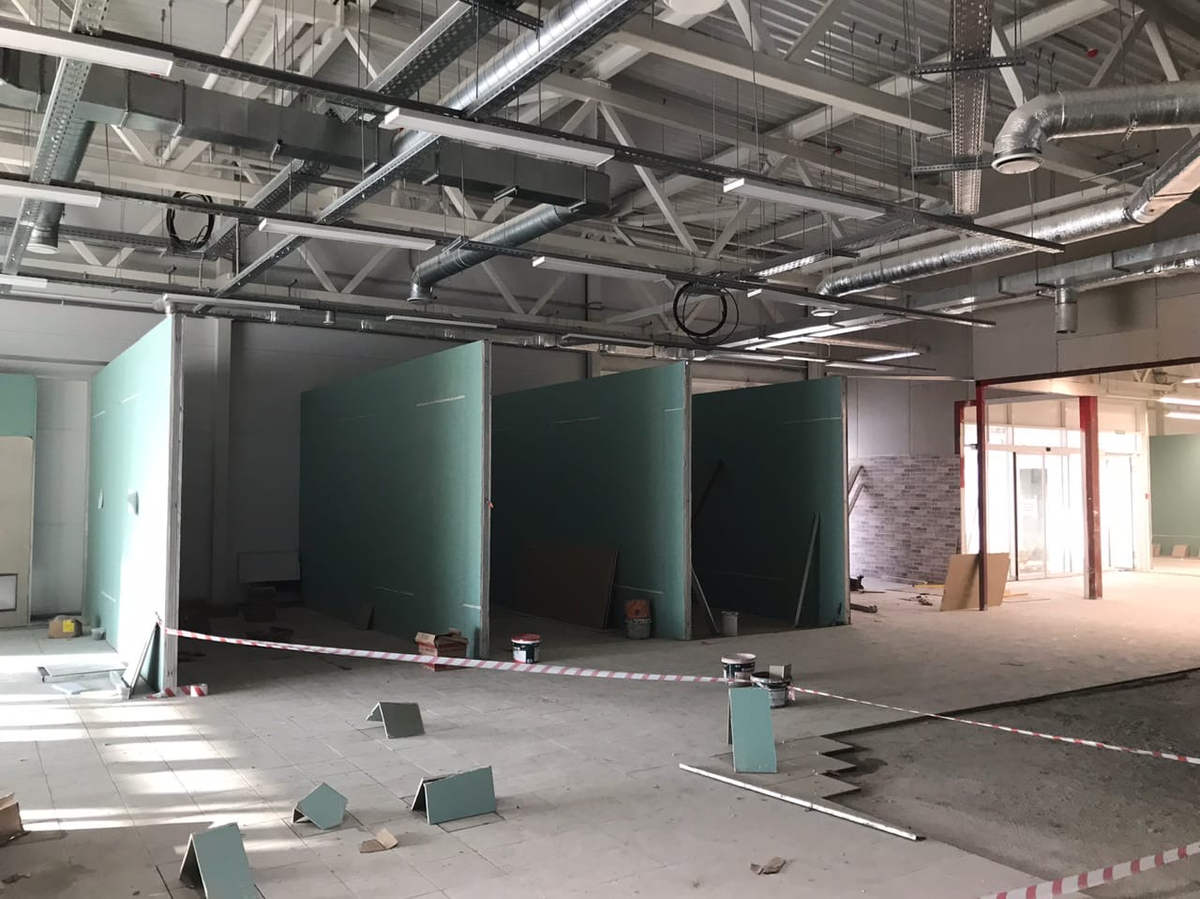 Перепланировка в здании может заключаться в образовании новых помещений. Для этого возводятся ограждающие конструкции, делаются отдельные входы. На такие работы нужно заказать проект. Изображение взято в интернете.