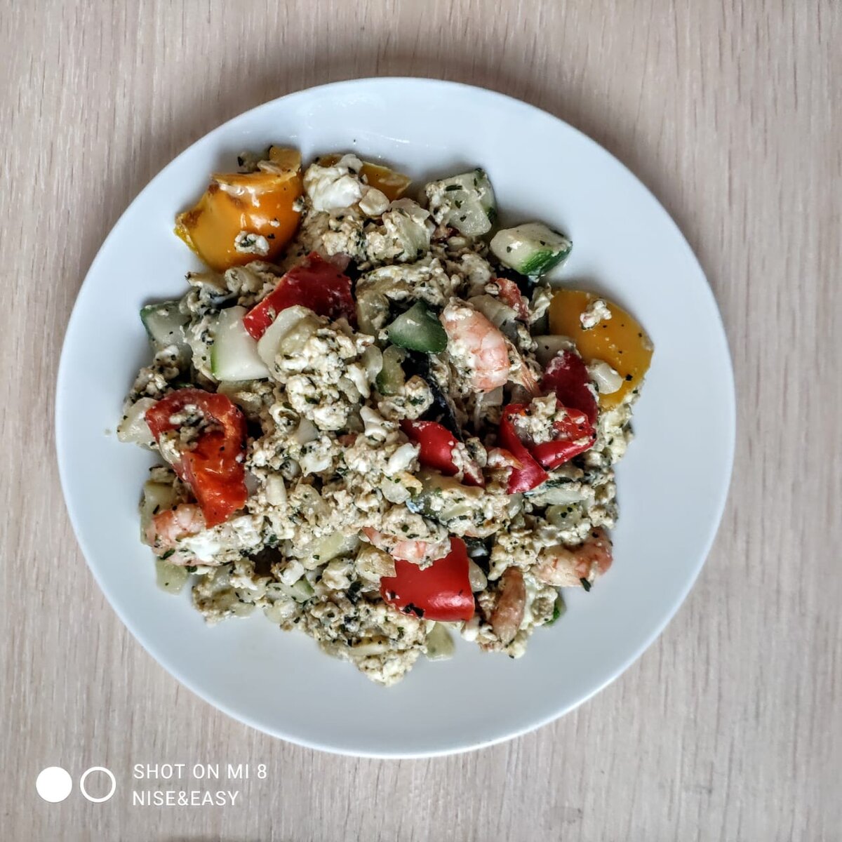 Импровизация: 2 яйца, 200 гр овощей, 25 граммов вареных креветок. Идеально. 