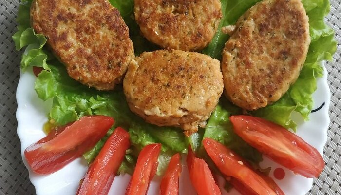 Рыбные котлеты с помидорами. Источник: яндекс картинки.