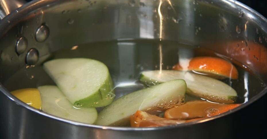 Нарезаем фрукты дольками, провариваем в воде, добавив специи.1.