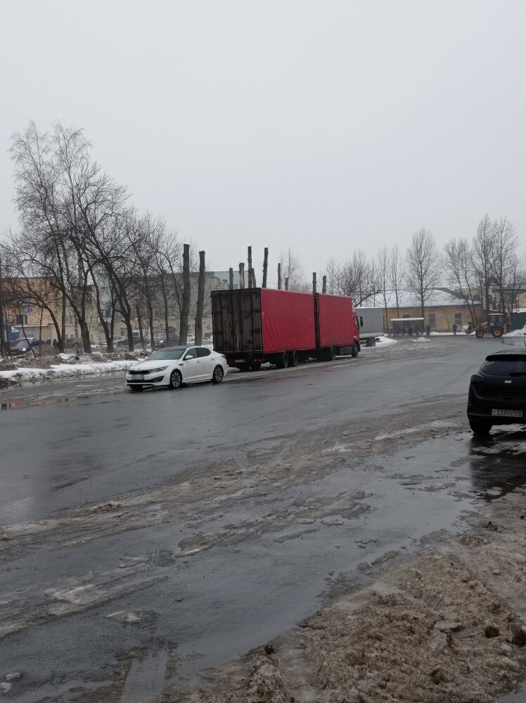 раньше на месте стоянки была площадка для учебных автомобилей.
