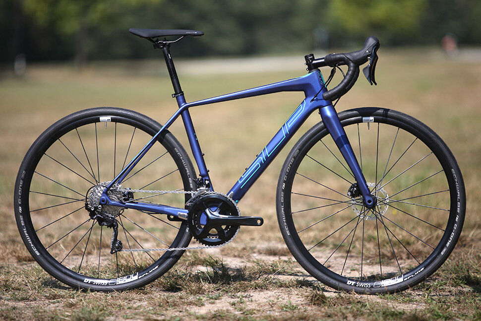 Каждый сезон нас балует нововведениями в велоспорте. Каждый бренд старается придумать, что то своё, индивидуальное. и всё это делается с целью завоевания "своего имени". Большого имени.  Но всё таки войдя в новый велогод, не стоит исключать из внимания модели предыдущих сезонов. Тут можно хорошенечко сэкономить и оказаться на желаемом "коне". 
Ваша любовь к классическому шоссейному велоспорту никогда не имела больше шансов на реализацию, а ваша страсть к новым скоростям, наконец, найдет свое воплощение! Кем бы вы ни были: спортсменом или начинающим велолюбителем, этот велосипед станет вашим верным спутником!
Велосипед Superior X-Road Team Comp - это комфорт и наслаждение поездкой, не испытывая неудобств. В нем сочетается комфортная карбоновая рама и легкие надежные колеса DT Swiss C 1800, чтобы вы могли комфортно преодолевать большие расстояния о асфальту. В стоке у велосипеда стоит 35 резина без грунтозацепов, но с возможностью поставить 38 покрышки. Поэтому X-Road Team Comp отличный дорожный велосипед с возможностью выезжать на сухие грунтовые дороги.
За точность переключеня отвечает высококачественная трансмиссия Shimano 105. Не забывайте, приставка Team к модели велосипеда означает, что это топовая комплектация, созданная специально для команды велосипедистов Superior.
Рама
CARBON X-ROAD RACE BF-RB03 MID MODULUS, X-ROAD GEOMETRY, 12X142 MM THRU AXLE, PRESSFIT BB86, INNER C
Вилка
X-ROAD FULL CARBON UD
Задний переключатель
SHIMANO 105 RD-R7000-GS-SHADOW RD
Передний переключатель
SHIMANO 105 FD-R7000-F
Манетки
SHIMANO 105 ST-R7025 2X11
Система
SHIMANO FC-RS510 50-34T
Каретка
SHIMANO BB-RS500 PRESSFIT, SHELL 41X86.5 MM
Передняя втулка
DT SWISS C 1800 SPLINE DB 23 15X100MM
Задняя втулка
DT SWISS C 1800 SPLINE DB 23 12X142 MM
Кассета
SHIMANO CS-HG700 11-34T
Цепь
KMC X11
Тормоза
SHIMANO 105 BR-R7070, HYDRAULIC DISC, 140/140 MM ROTOR
Покрышки
SCHWALBE G-ONE SPEED RACEGUARD 700X35C
Обода
DT SWISS C 1800 SPLINE DB 23
Рулевая колонка
ONE RACE 31.8 MM
Руль
ONE X-ROAD COMPACT
Количество скоростей
22
Вес
8.9 кг
