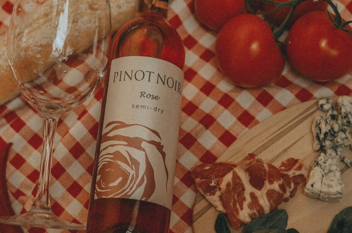 Фронтальная этикетка вина «Pinot Noir» от Минского завода игристых вин