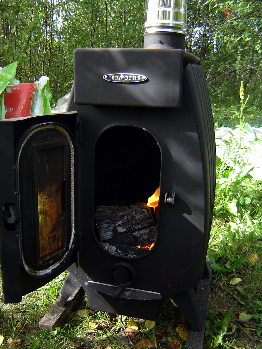 Топлю печку в первый раз на улице, все по инструкции