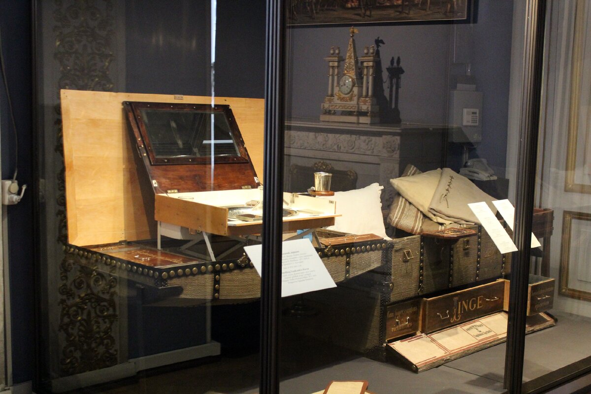 Сундук походный. 1787-1788 гг. Мастерская Иоганна Фельбера. Будапешт. Автор проекта О. С. Костович. Выставка "Сундук с историей и история с сундуком. Дорожный сундук Александра III" в Государственном Эрмитаже. Март 2021 года