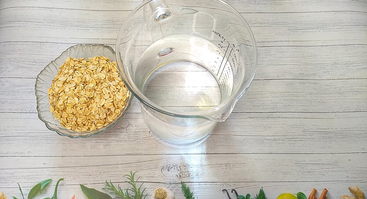 Чтобы овсяное молоко получилось нежным и вкусным - нужно использовать свежие овсяные хлопья без лишних запахов.