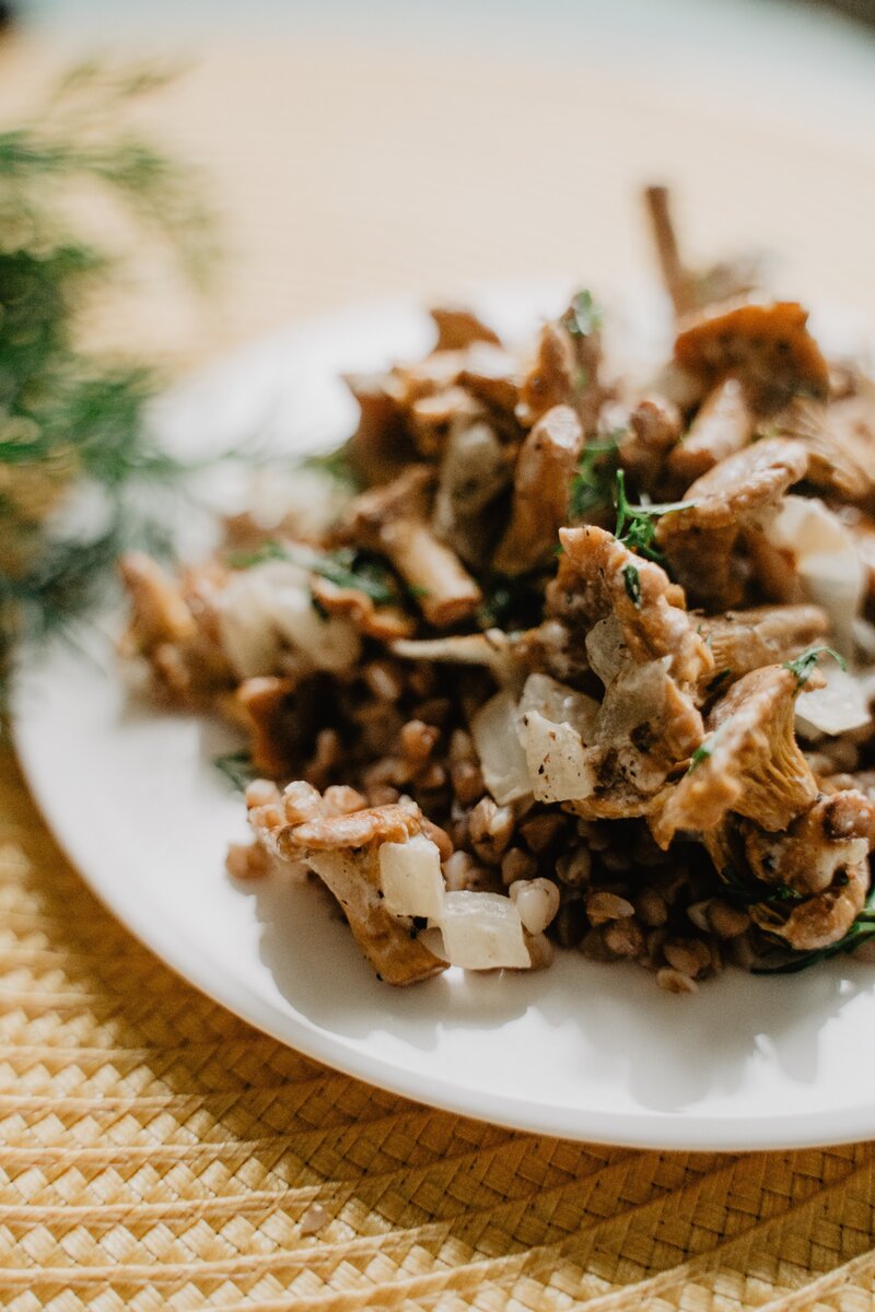 Гречка с лисичками и луком