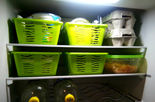 Вариант неплохой организации пространства в холодильнике :)