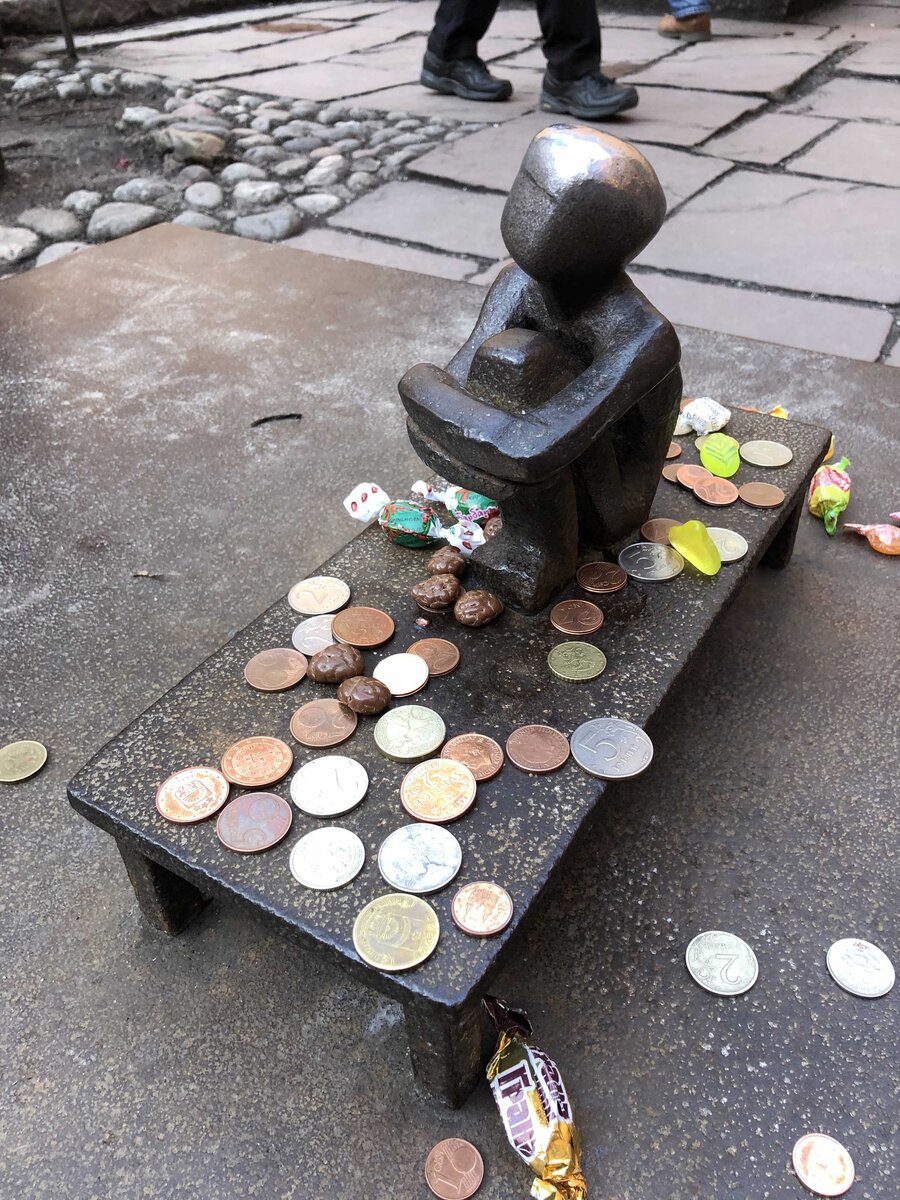 Памятник Мальчику, смотрящему на Луну, фото автора. Стокгольм, Швеция