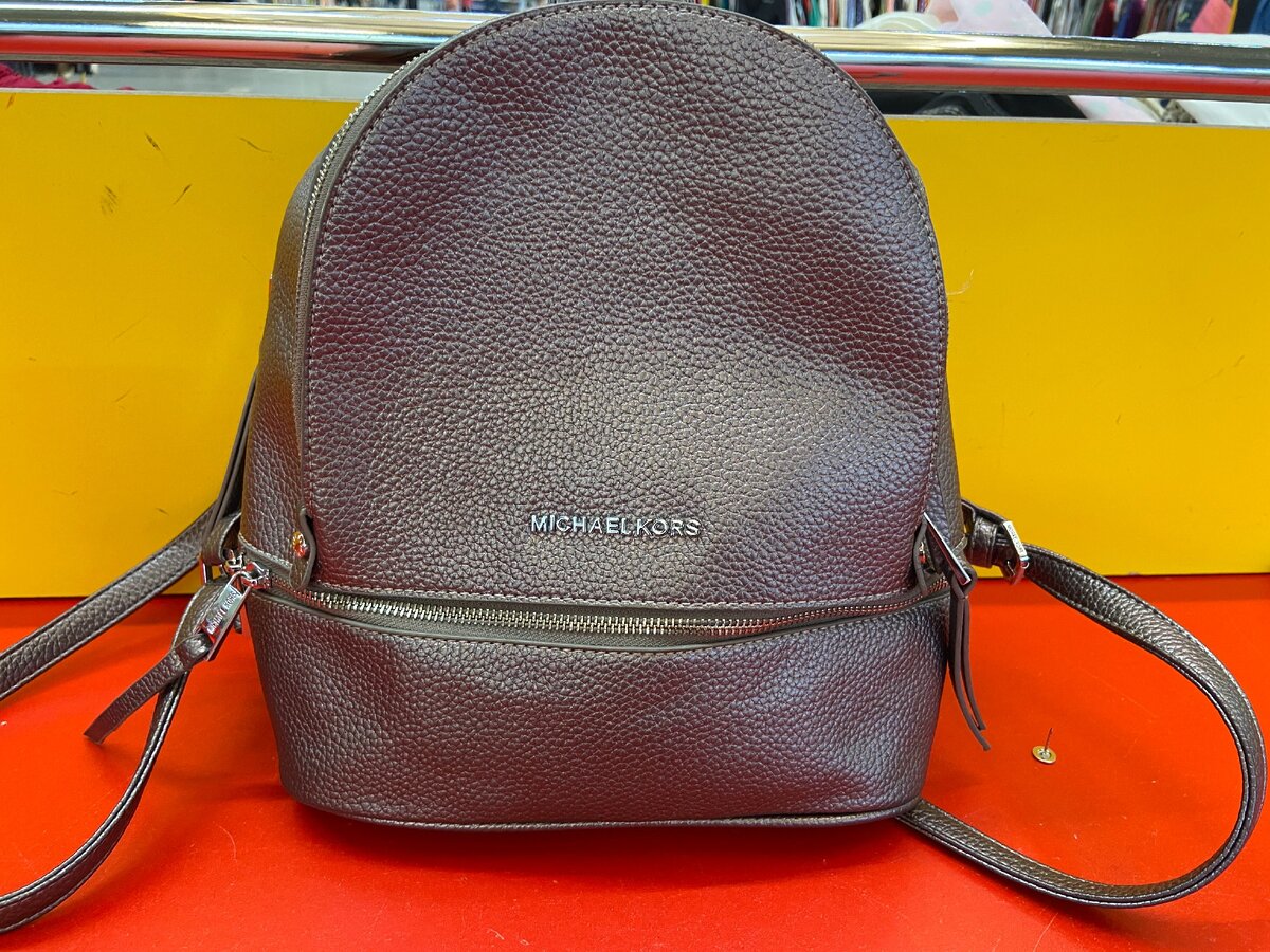 Рюкзак из экокожи Michael Kors цена 300 рублей.
