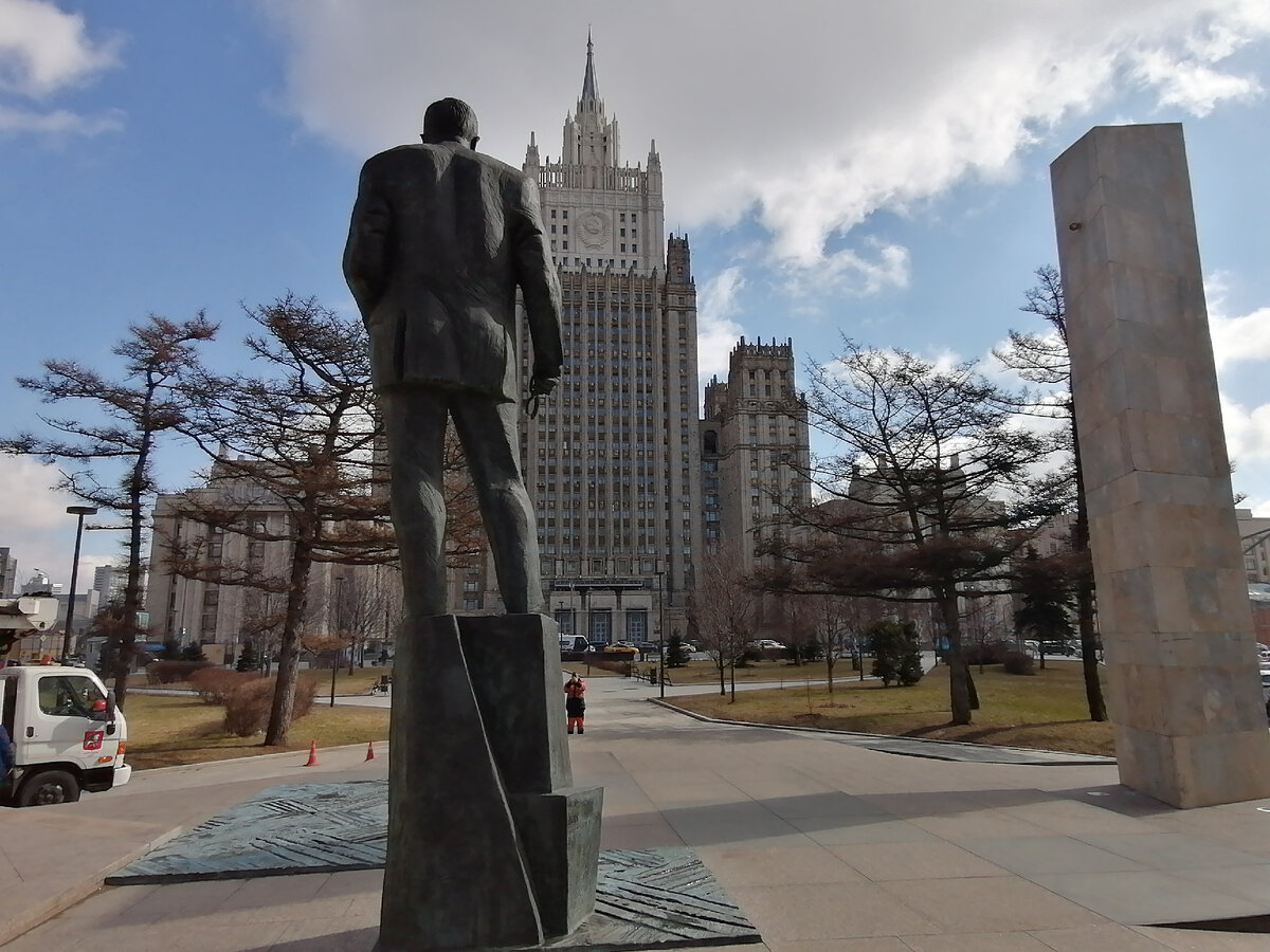 МИДовская высотка ровно в 22 раза выше, чем памятник Евгению Примакову. Апрель 2021 года, фото автора.