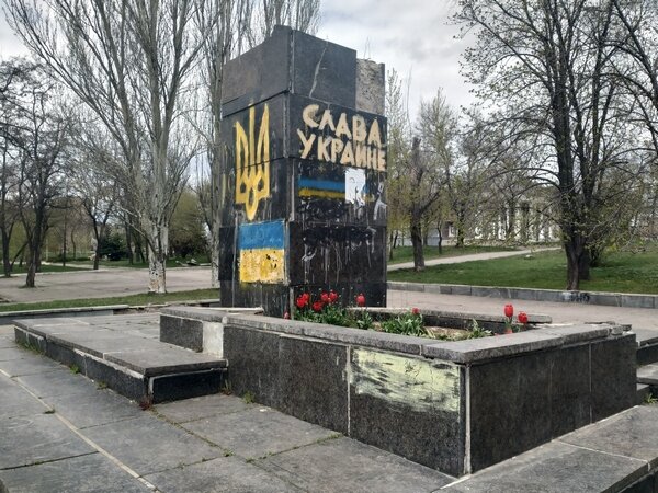 В прифронтовом Торецке (прежнее название: Дзержинск, Донецкая обл.) горожане особенно прониклись патриотическими чувствами. Тут был Ленин… В отличие от мифов о Христе, Ильич, как и его учение, утратившее всякий смысл, уже не воскреснет, ни здесь, ни в каком-либо другом месте на территории бывшего Союза. А всё оттого, что его прилежные ученики оказались более подвержены низменным человеческим страстям, чем их иные оппоненты. В труху рассыпалась былая человеческая вера в лучшую долю, униженную и расстрелянную…