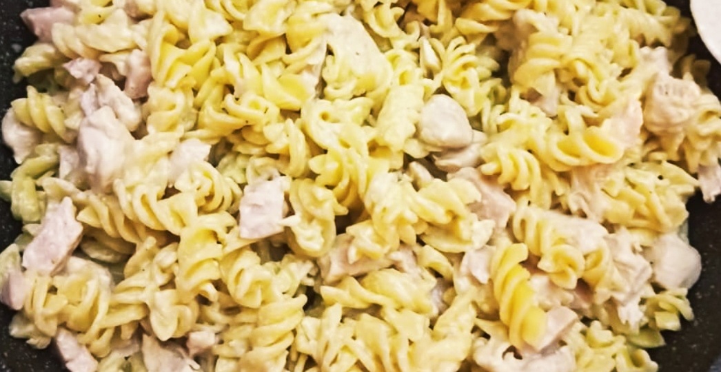 Макароны с курицей в сливках.