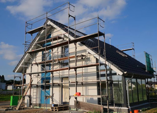 И частные дома.