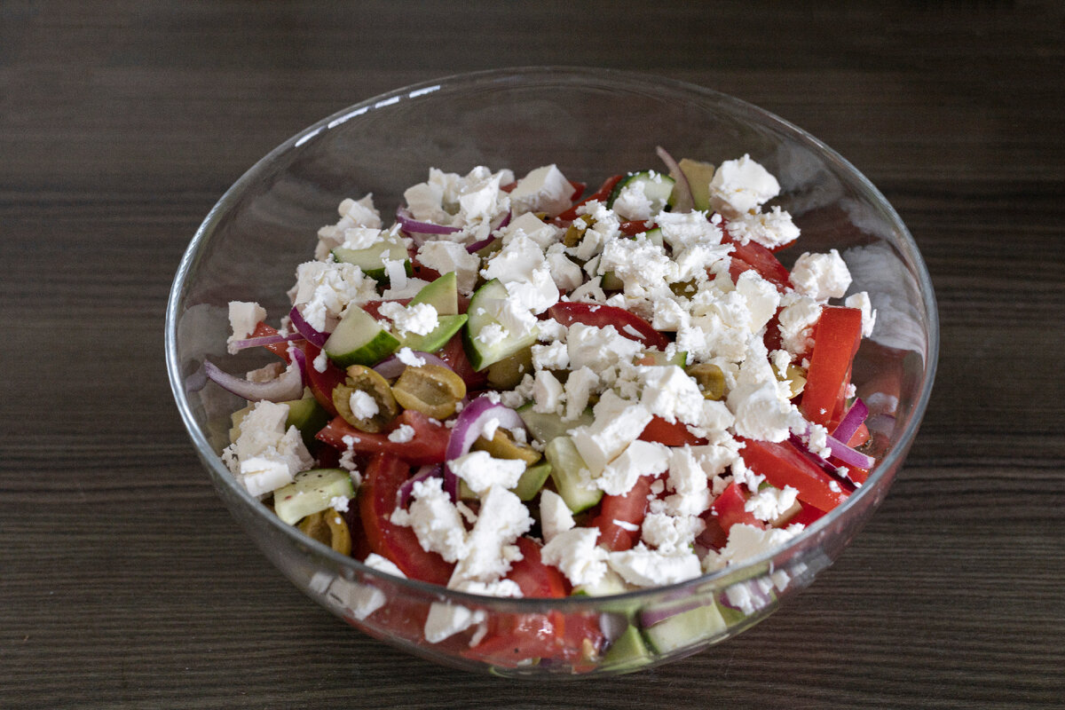 
Что нужно:
авокадо 1шт
брынза 100гр
помидор 100гр
огурец 100гр
оливки 100гр
лук репчатый 1/2 головки
сок 1/2 лимона
оливковое масло 2ст.л.
соль, перец по вкусу

Способ приготовления:
Авокадо, помидор, огурец, лук, оливки порезать и перемешать.

Выдавить сок лимона и добавить в оливковое масло. Приправить салат, посолить, поперчить и перемешать.

Сверху покрошить брынзу.
Готово!
