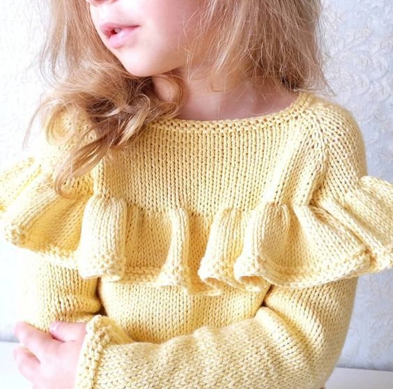 Стильная девочка в джемпере с трендовыми элементами! Жёлтом и вязаном :)