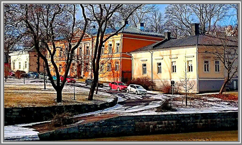 Улица, которая в финском городке смотрится по-домашнему уютно. Финляндия местами очень напоминает Россию.