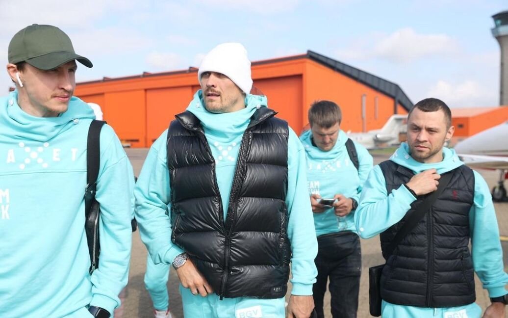 Александр Усик прилетел в Лондон.