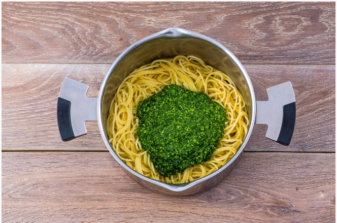 Спагетти «Чао белла» в соусе песто из рукколы с беконом и сыром пармезан