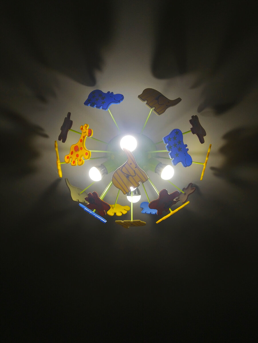 Светильники на фото иллюстрируют мою миссию: я вношу ясность в размышления собеседников.