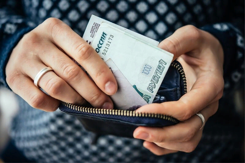 Всё на продажу понеслось, И что продать, увы, нашлось: В цене всё то, что удалось, И спрос не сходит на интриги. Стихотворение "Деньги". Автор Юрий Визбор