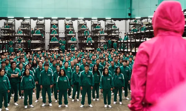 Задолжавшие участники шоу Netflix «Игра в кальмаров» принимают участие в соревнованиях за наличные, но в случае неудачи в них стреляют. Фотография: Парк Ёнкю / Netflix.