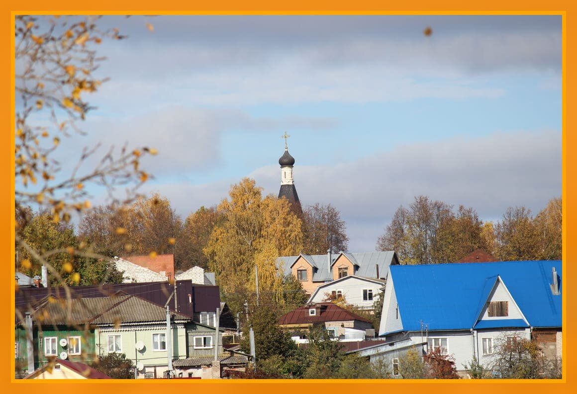 Вид на купол церкви Богоявления Господня с окраины села.