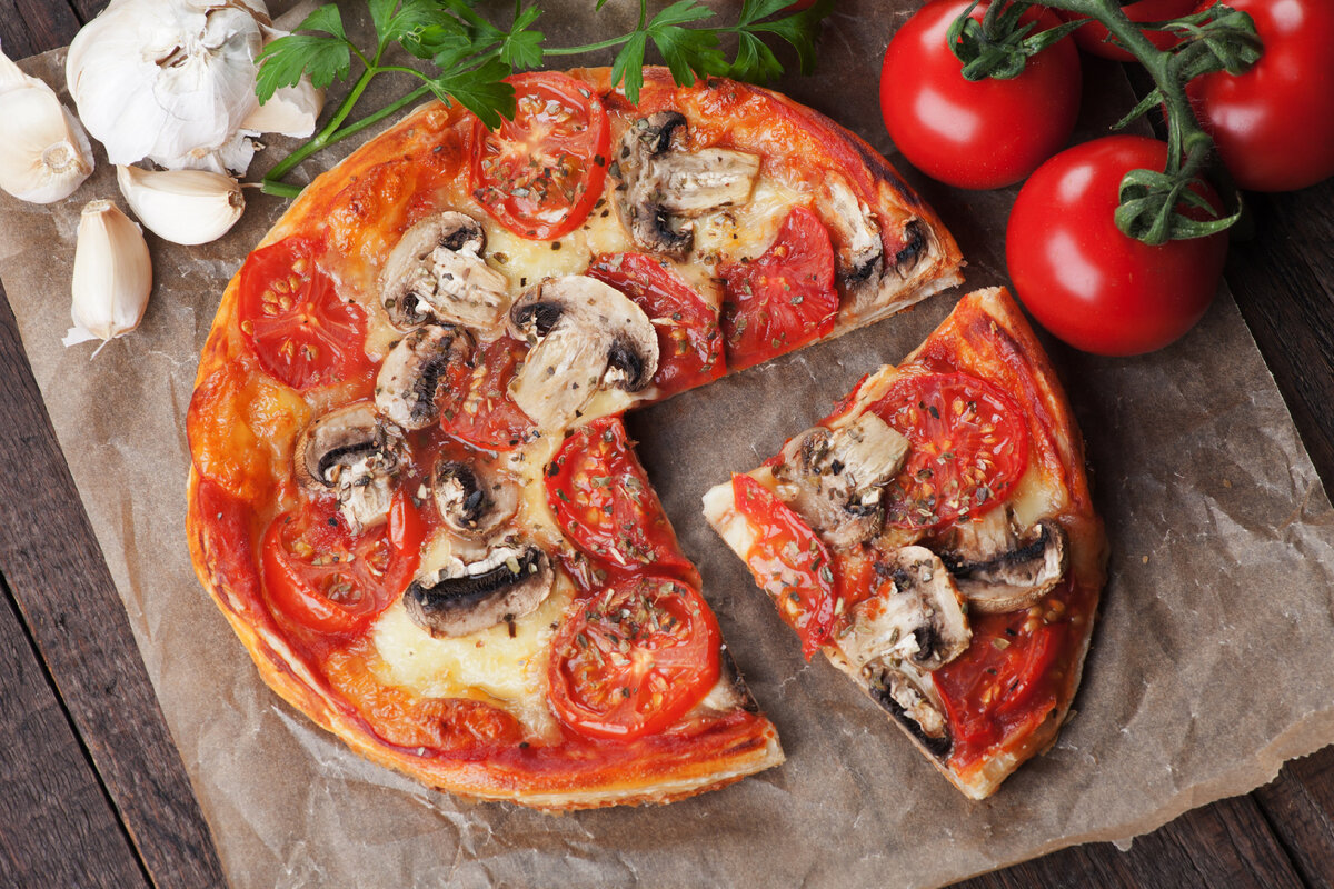 Сочная пицца с грибами и помидорами