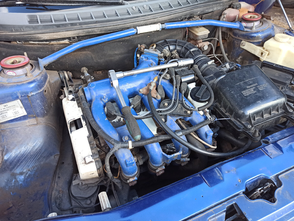 Подкапотное пространство моего автомобиля.