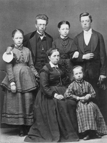 Семья Лагерлеф в 1872 году. Сельма крайняя слева.