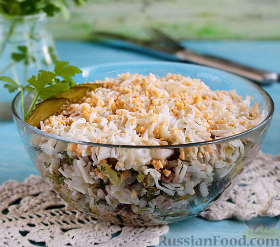 печень трески, яйца, рис, огурцы маринованные, зелень, соль