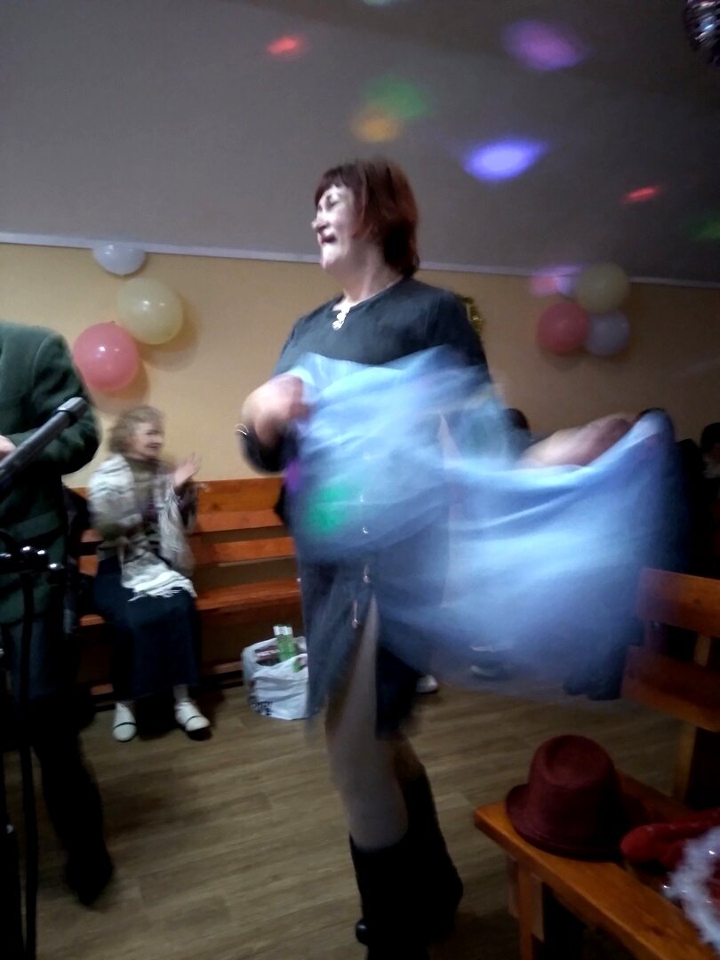 Валя танцует  от души