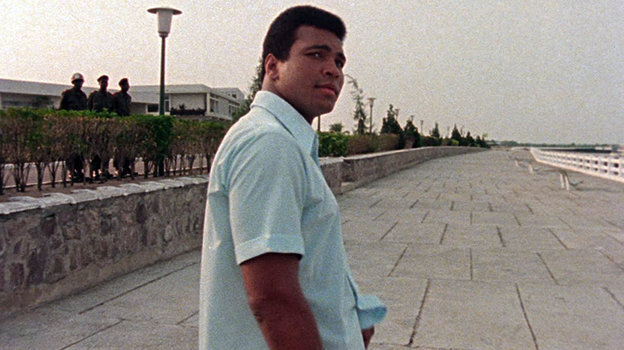 Величайший боксер в истории Мохаммед Али был известен не только своими победами на ринге, но и борьбой за идеалы, убеждения и расовую справедливость. Фото Кадр из фильма «Когда мы были королями» (1996 г.)