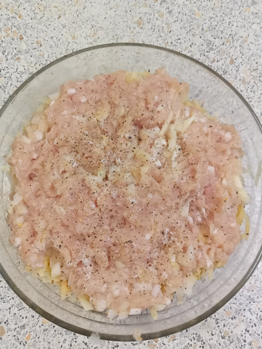 Сырой фарш с луком - второй слой