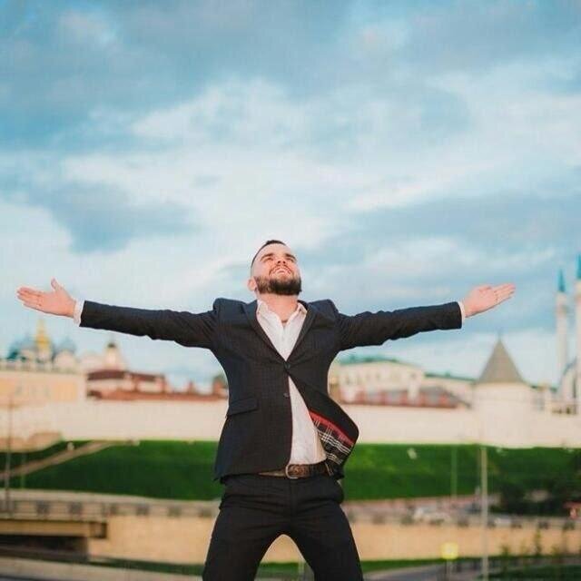 Меня зовут Волков Семен и я помогаю микро и малому бизнесу переходить в онлайн. Объединяю онлайн-маркетинг и настраиваю CRM систему чтобы реклама работала в плюс) 